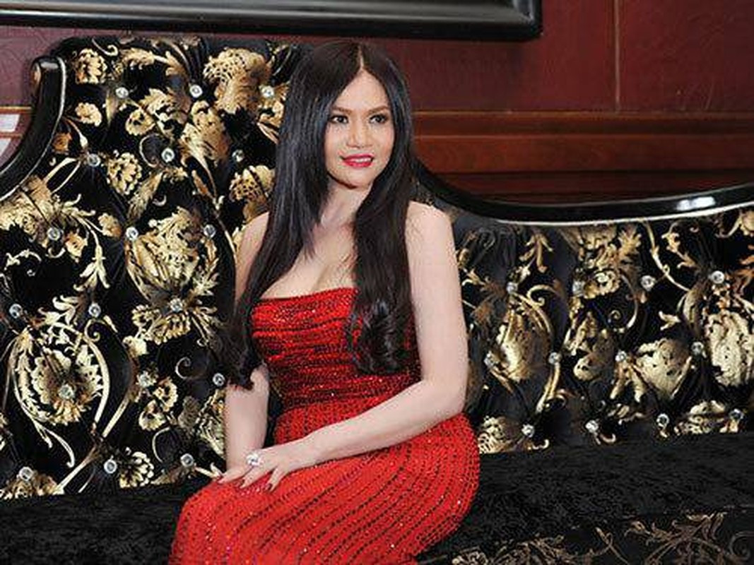 Đầu năm 2012, nữ đại gia phố núi Nguyễn Thị Liễu khiến dư luận xôn xao khi tổ chức đám cưới "khủng" tại Hà Tĩnh cho cậu con trai. Đám cưới xôn xao cả một vùng quê với dàn siêu xe rước dâu gồm Ferrari mui trần, Rolls-Royce Phantom.... Ảnh: Internet