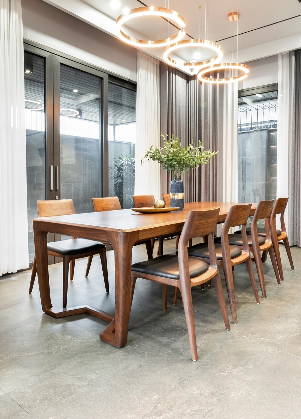 Dù không người ở nhưng trong nhà vẫn lắp thang máy hiện đại. Ảnh: Dân trí