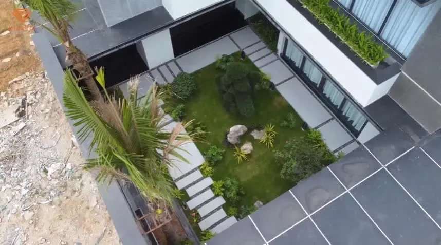 Công trình mang phong cách kiến trúc thịnh hành ở Mỹ với kiểu nhà có hình khối chữ nhật, mái vá, phủ mặt ngoài bằng màu trầm hiện đại. Ảnh: chụp màn hình NhaTo