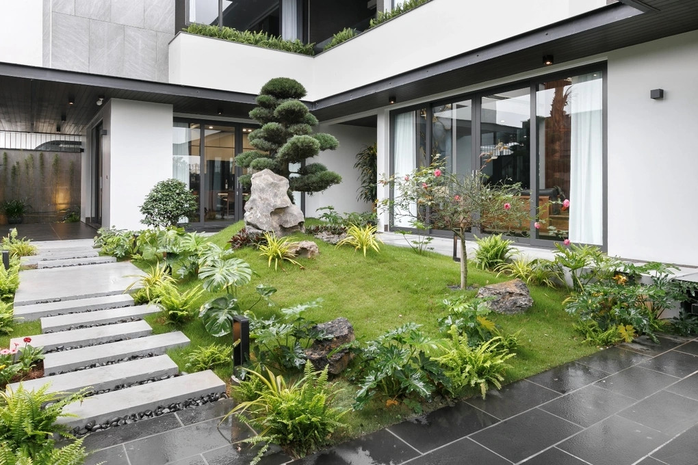 Bên ngoài nhà sử dụng gạch, đá ốp xám. Phía trong có khuôn viên sân vườn khá rộng. Ảnh: Dân trí