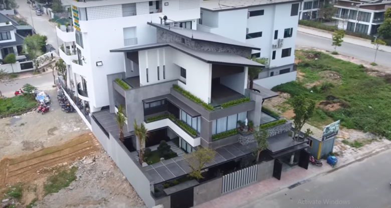 Căn biệt thự 3 tầng xây trên khu đất 400m2, trong đó diện tích xây mỗi tầng 220m2. Ảnh: chụp màn hình NhaTo