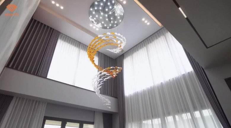 Không gian thông tầng tạo cảm giác rộng rãi, bề thế là điểm nhấn của căn nhà. Ảnh: chụp màn hình NhaTo