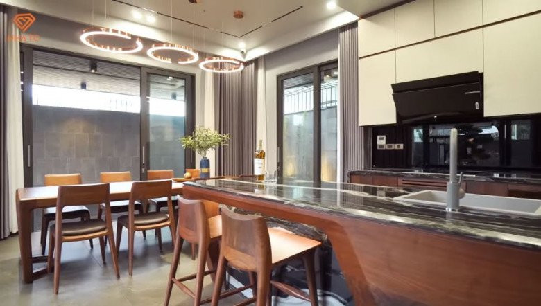 Cách thiết kế này còn còn có tác dụng “ngắt không gian” từ sảnh phòng khách để phòng ăn kín đáo hơn. Ảnh: chụp màn hình NhaTo