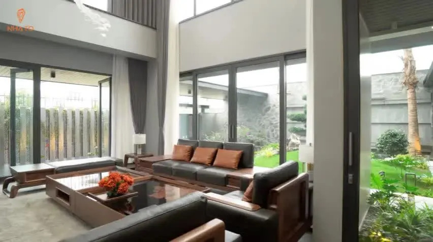 Nội thất trong căn biệt thự chủ yếu làm từ gỗ óc chó. Ảnh: chụp màn hình NhaTo