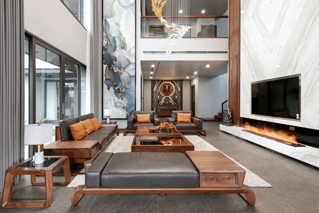 Phòng khách ấn tượng với bàn trà và bộ sofa khổng lồ. Ảnh: Dân trí