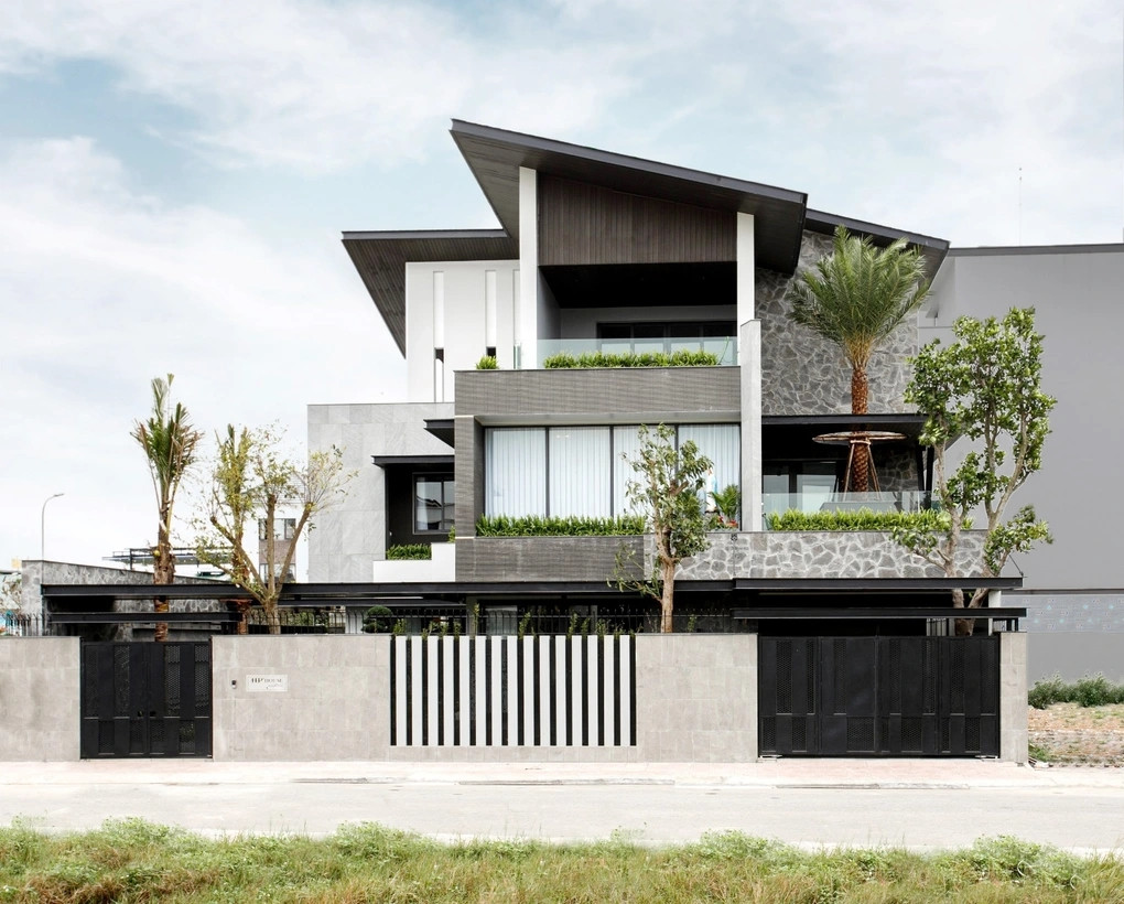 Vốn làm nghề kinh doanh nhà hàng, chị Hiền ở Vĩnh Phúc luôn mong muốn có một không gian riêng để thư giãn. Đam mê nhà kiểu Tây nên chị quyết định xây căn biệt thự mang phong cách Mỹ tại "khu nhà giàu" ở Vĩnh Phúc. Ảnh: Dân trí