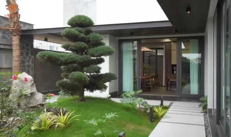 Để tối ưu không gian, kiến trúc sư thiết kế nhà theo hình chữ L, giúp khắc phục vấn đề nắng và nóng. Ảnh: chụp màn hình NhaTo