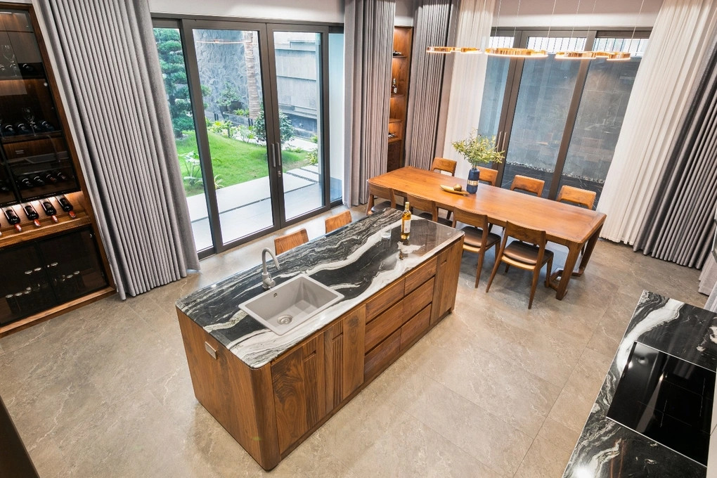 Nhà bếp dùng nội thất gỗ óc chó Bắc Mỹ. Ảnh: Dân trí