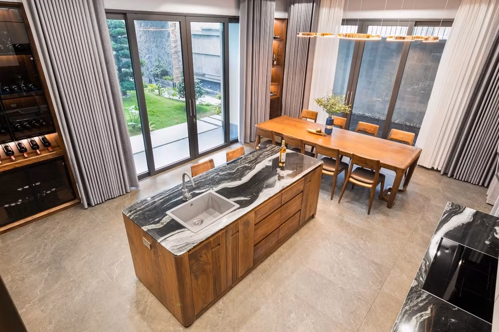 Nhà bếp dùng nội thất gỗ óc chó Bắc Mỹ. Ảnh: Dân trí