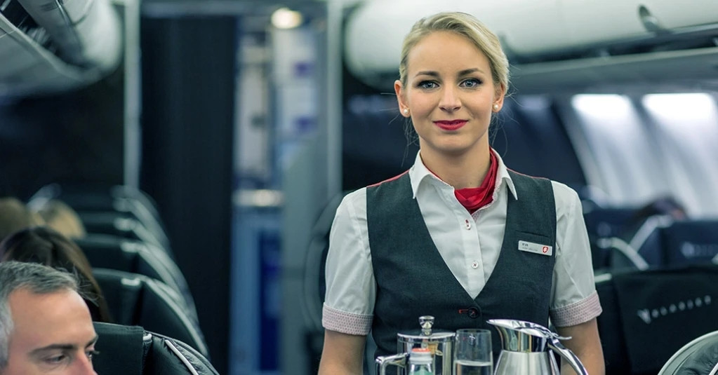 Không chỉ là người phục vụ đồ ăn uống, giải đáp thắc mắc cho hành khách, tiếp viên hàng không còn phải đảm bảo an toàn cho họ. Ngay cả khi sức khỏe không ủng hộ, các tiếp viên vẫn phải hoàn thành nhiệm vụ với hành khách trên chuyến bay.