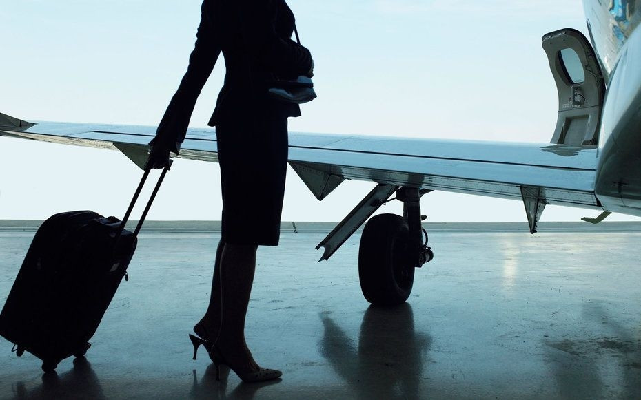 Không chỉ ảnh hưởng tới thói quen sinh hoạt, đặc thù công việc cũng khiến tiếp viên hàng không có đời sống tình cảm khác thường. Vì không có nhiều thời gian nghỉ nên những ngày nghỉ hiếm hoi nhiều tiếp viên đều ở nhà và ngủ.