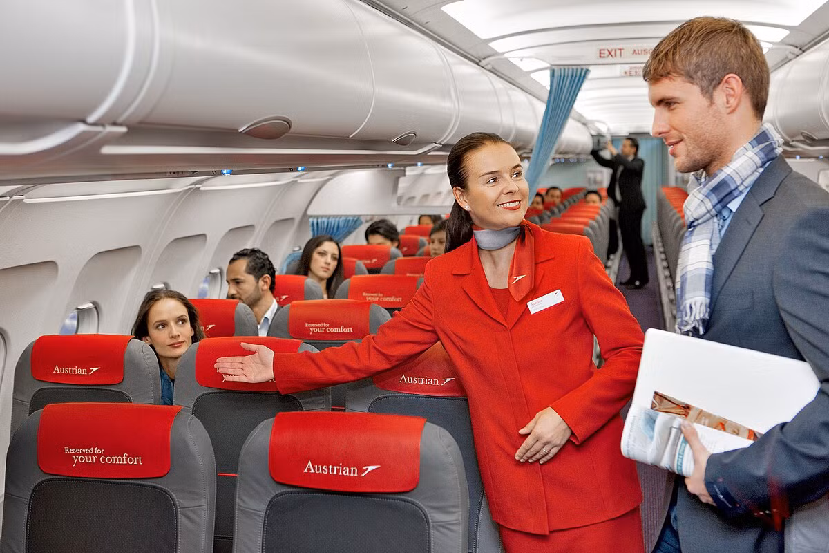 Trước hết, tiếp viên hàng không không được thể hiện cảm xúc tiêu cực khi làm việc. Tiếp viên người Nga cho biết, cô phải mỉm cười bất kể khi nào, ở đâu và với hành khách nào.