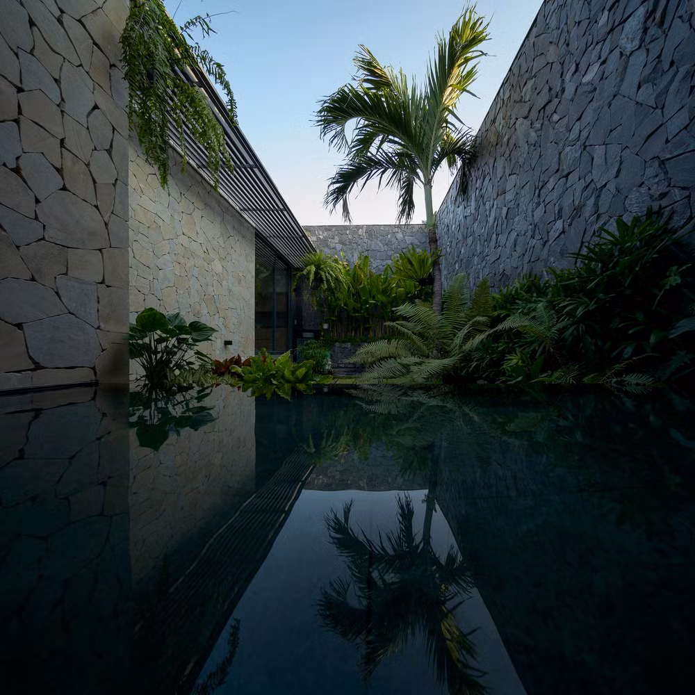 Hồ nước cho không gian sống mát lành. Nguồn ảnh: Quang Đam