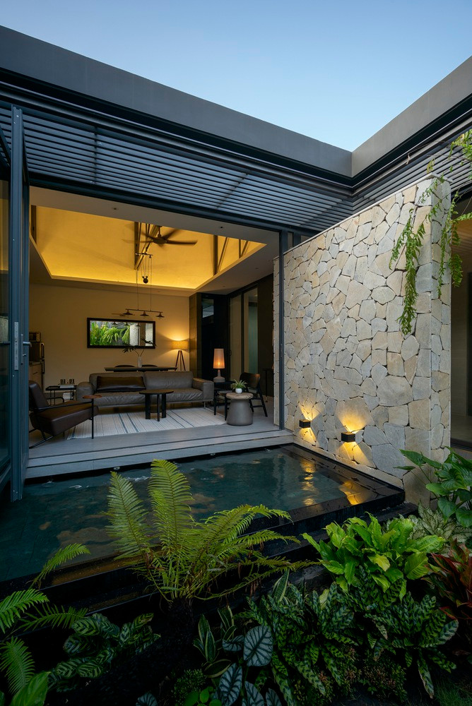 Một là tối ưu hóa hai diện tích sân vườn sẵn có, hai là bảo tồn những giá trị cũ như con đường nhỏ dẫn vào nhà, những không gian cũ (phòng thờ, phòng ngủ của mẹ, giếng trời...) vẫn được giữ lại.