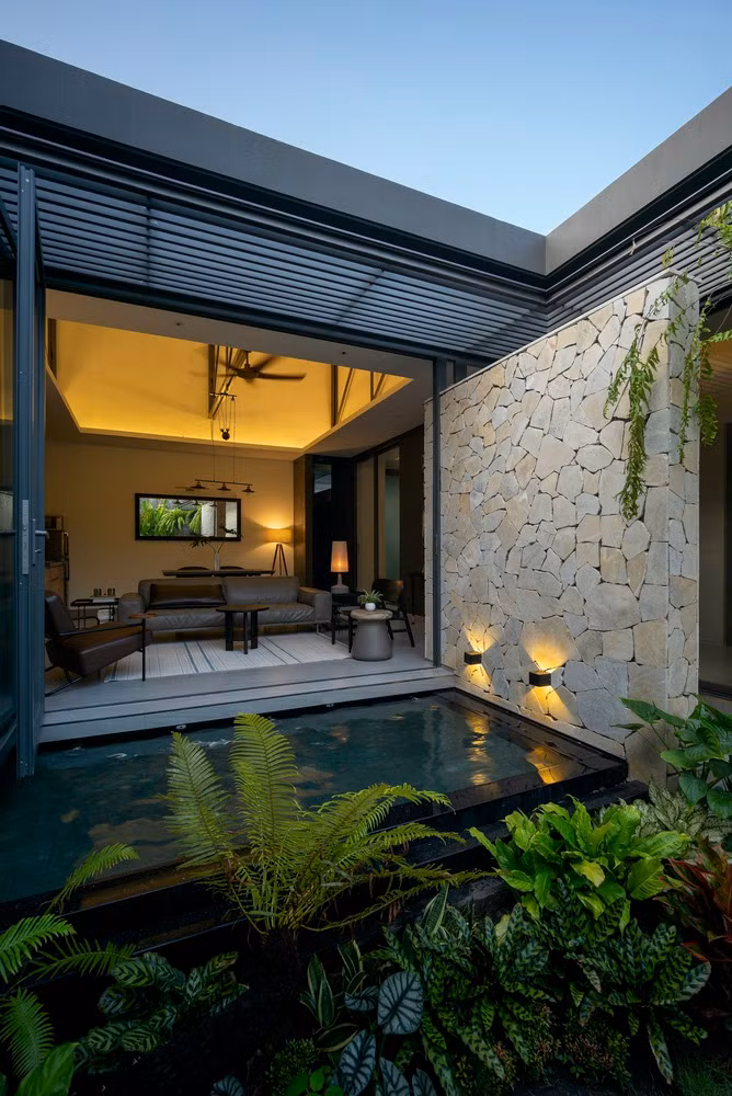 Một là tối ưu hóa hai diện tích sân vườn sẵn có, hai là bảo tồn những giá trị cũ như con đường nhỏ dẫn vào nhà, những không gian cũ (phòng thờ, phòng ngủ của mẹ, giếng trời...) vẫn được giữ lại.