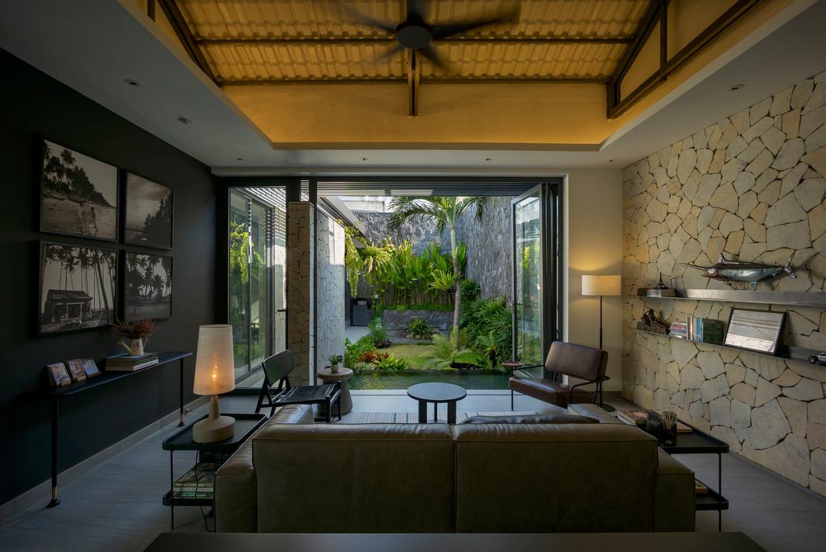 Nội thất đơn giản kết hợp gỗ với đèn lồng bằng da và mây mang lại cho không gian cảm giác nhiệt đới.