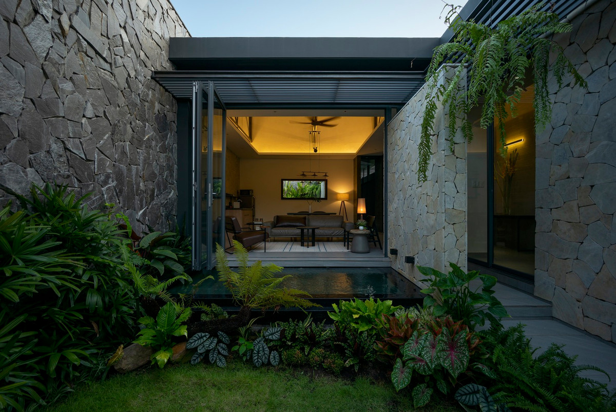 K.house là ngôi nhà vườn nằm ngay trung tâm thành phố Phan Thiết. Căn nhà được xây dựng hoàn toàn dựa trên ký ức, lối sống, thói quen sinh hoạt của ngôi nhà cũ mà gia đình đã sinh sống hơn 30 năm.