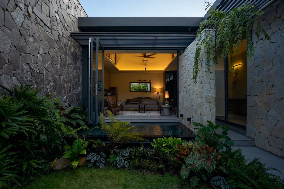 K.house là ngôi nhà vườn nằm ngay trung tâm thành phố Phan Thiết. Căn nhà được xây dựng hoàn toàn dựa trên ký ức, lối sống, thói quen sinh hoạt của ngôi nhà cũ mà gia đình đã sinh sống hơn 30 năm.