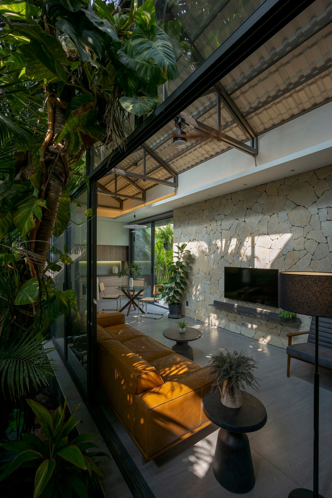 Căn nhà có thể tách thành hai không gian cho hai hộ gia đình (nhiều thế hệ) sử dụng với đầy đủ công năng như bếp, bàn ăn, phòng khách, phòng ngủ.