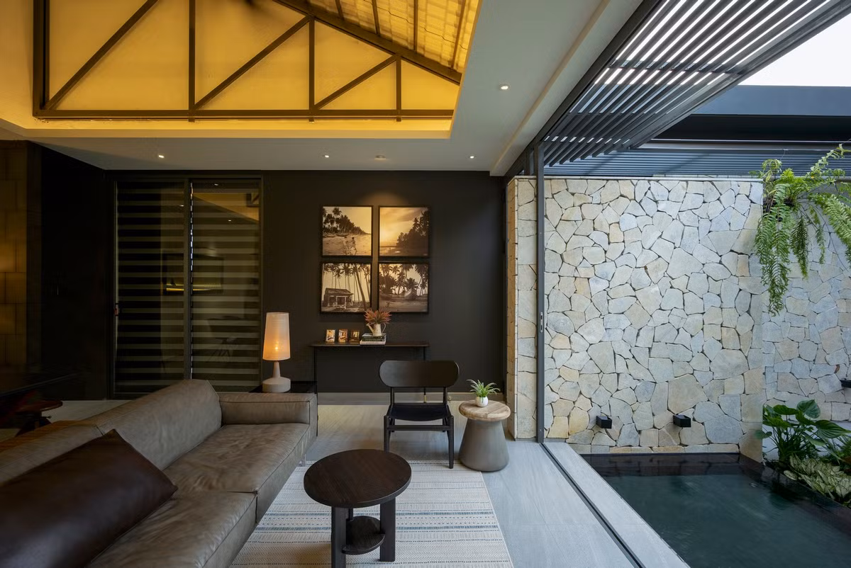 Dù chỉ có tầng trệt nhưng kiến trúc sư sử dụng hệ thống kèo sắt lộ thiên lớn để tăng chiều cao và độ thoáng, lấy cảm hứng từ những công trình nghỉ dưỡng đặc trưng ở Mũi Né.