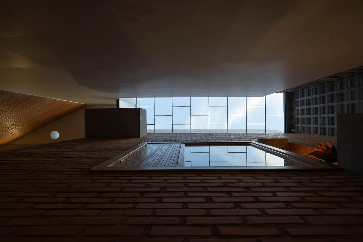 Những khoảng mở cùng với ô lấy sáng nhỏ trên tường và mái giúp căn nhà luôn sống động nhờ ánh sáng tự nhiên chuyển đổi theo giờ. Ảnh: Quang Dam/G+architects