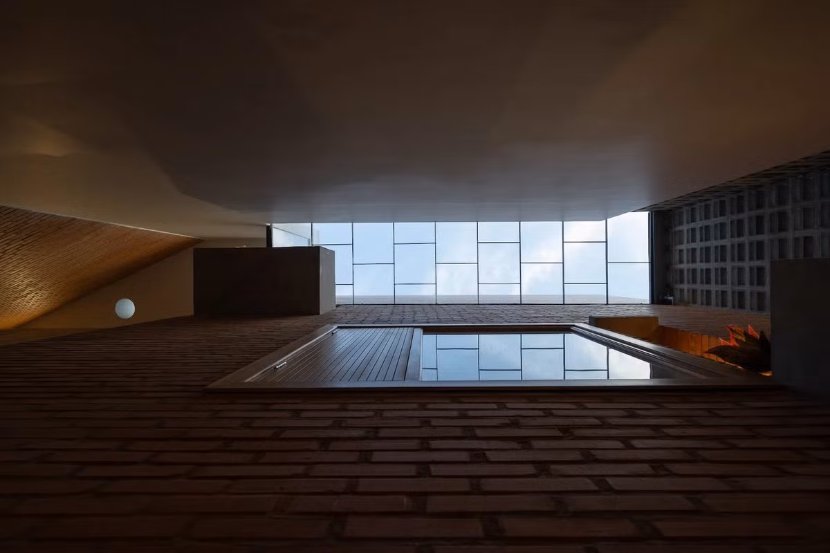 Những khoảng mở cùng với ô lấy sáng nhỏ trên tường và mái giúp căn nhà luôn sống động nhờ ánh sáng tự nhiên chuyển đổi theo giờ. Ảnh: Quang Dam/G+architects