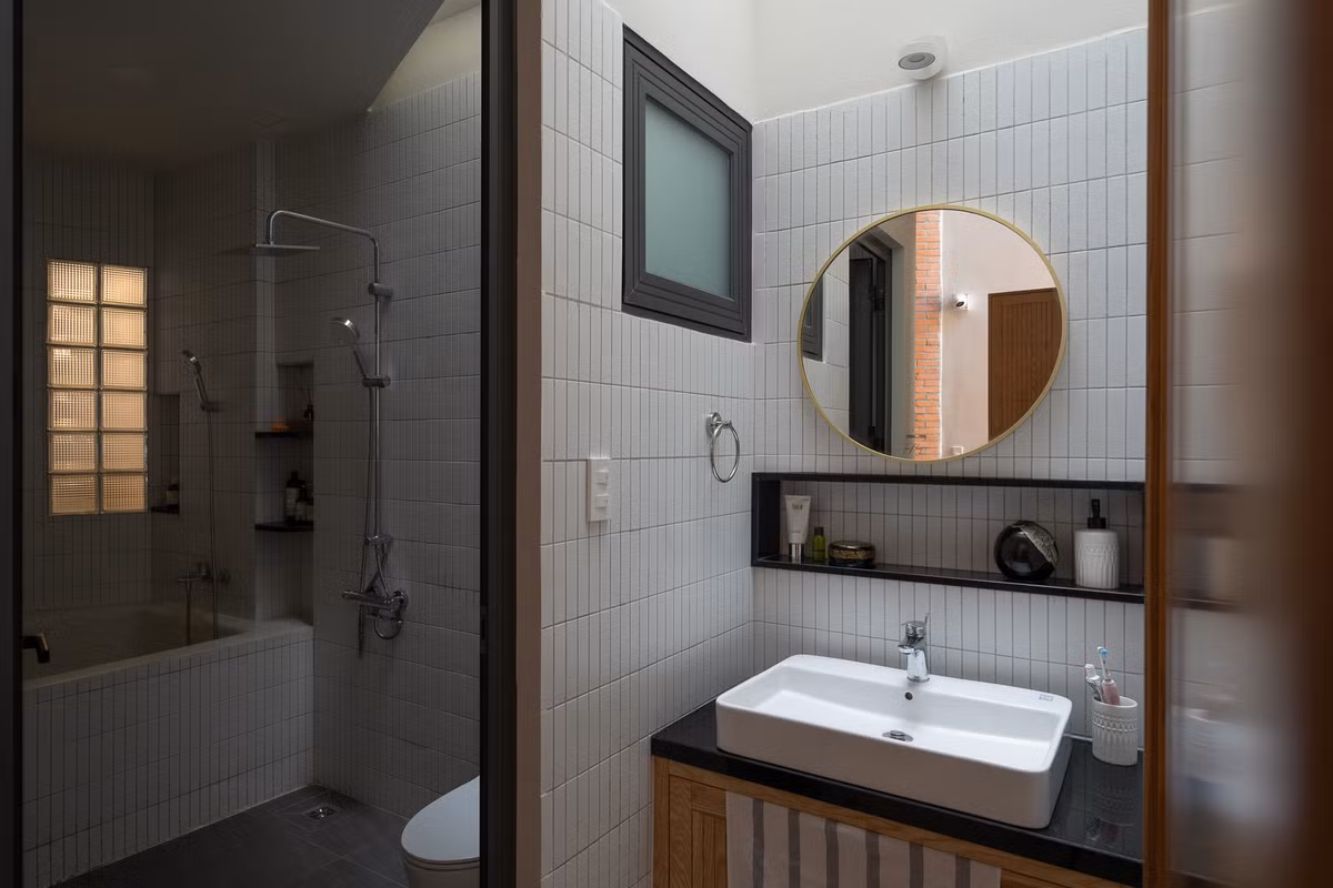 Nhà vệ sinh được lấy sáng gián tiếp từ nhưng khoảng mở xéo theo góc 15 độ ( định hình từ mảng tường thứ 2). Ảnh: Quang Dam/G+architects