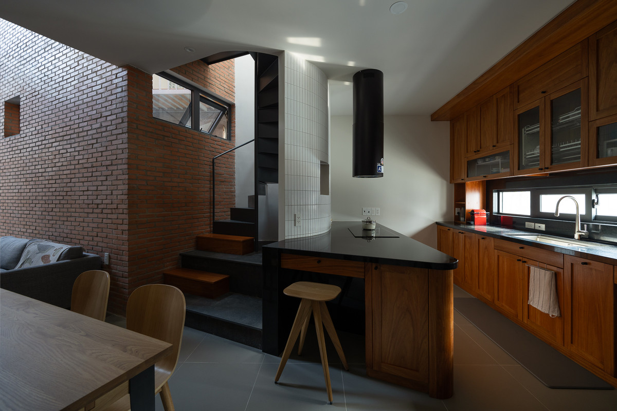 Mọi khu vực trong nhà được thiết kế khéo léo vừa vặn để tối ưu diện tích và không gian. Ảnh: Quang Dam/G+architects