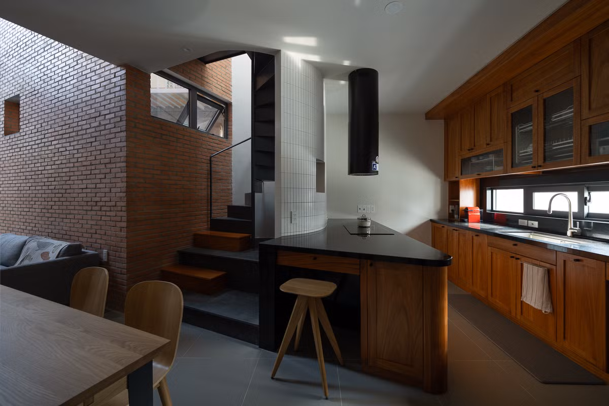 Mọi khu vực trong nhà được thiết kế khéo léo vừa vặn để tối ưu diện tích và không gian. Ảnh: Quang Dam/G+architects