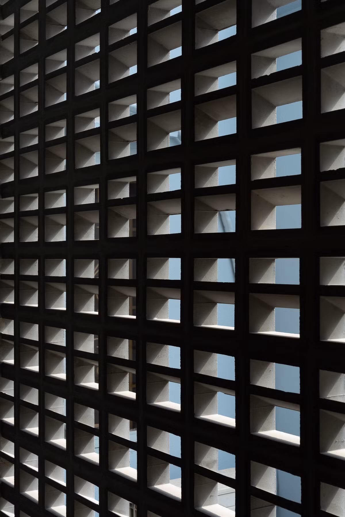 Gạch thông gió khi đón nắng chiều. Ảnh: Quang Dam/G+architects