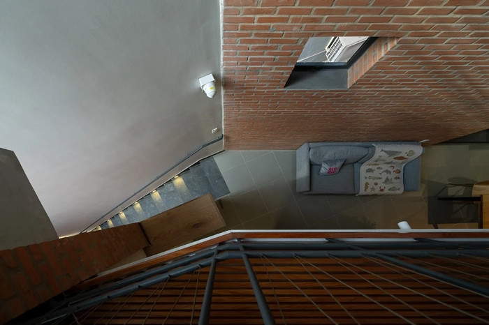 Việc chia các khoảng thông tầng theo chiều của mảng tường gạch tạo ra các khoảng mở không gian hay giếng trời lấy sáng trực tiếp hoặc gián tiếp. Ảnh: Quang Dam/G+architects