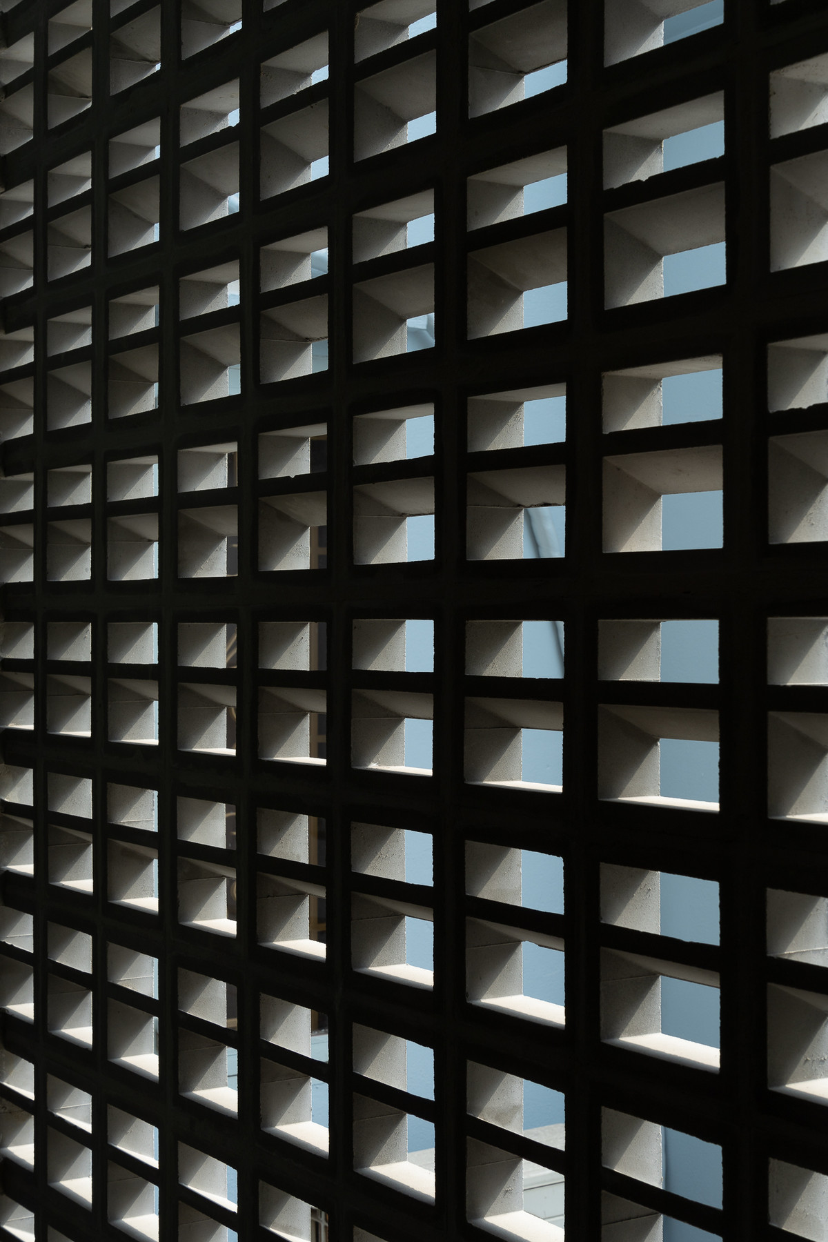 Gạch thông gió khi đón nắng chiều. Ảnh: Quang Dam/G+architects