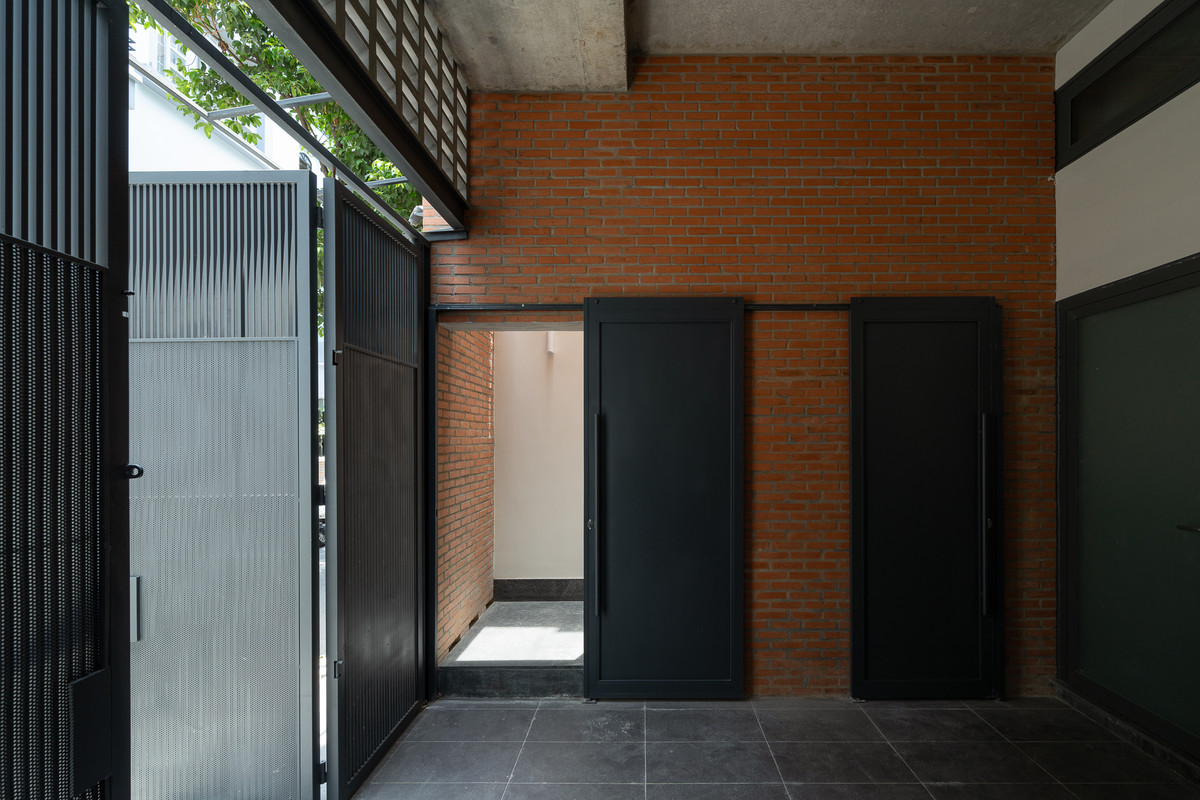 Ngoài chức năng ở cho gia đình nhỏ, ngôi nhà còn dành toàn bộ tầng trệt để cho thuê, đây là một hình thức chia sẻ không gian ở đang dần trở nên phổ biến ở thành phố năng động như TP HCM. Ảnh: Quang Dam/G+architects