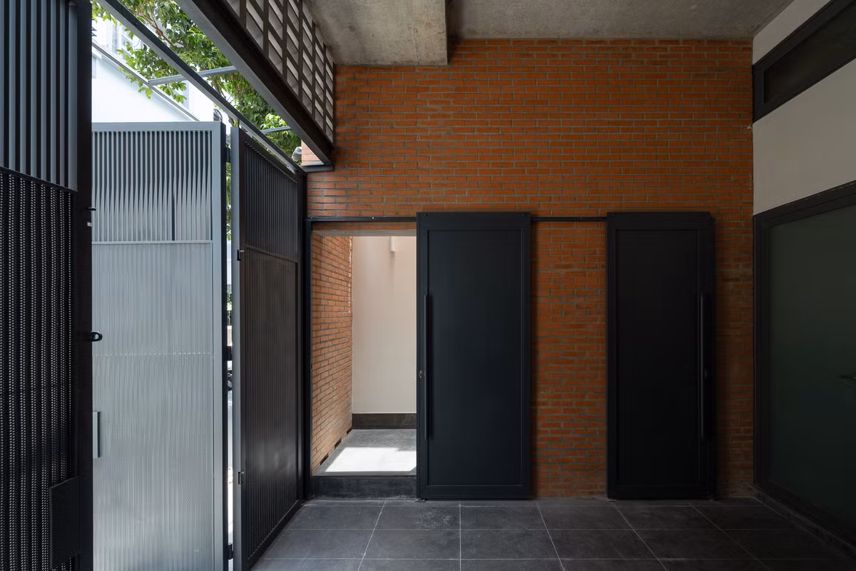 Ngoài chức năng ở cho gia đình nhỏ, ngôi nhà còn dành toàn bộ tầng trệt để cho thuê, đây là một hình thức chia sẻ không gian ở đang dần trở nên phổ biến ở thành phố năng động như TP HCM. Ảnh: Quang Dam/G+architects