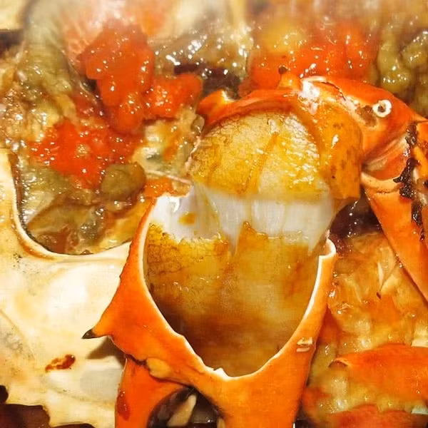 Tuy nhiên, để giữ nguyên vị ngon ngọt của thịt, cua hai da thường được hấp bia, luộc... và ăn kèm với muối tiêu chanh và rau răm. Ảnh: Haisantuoisach