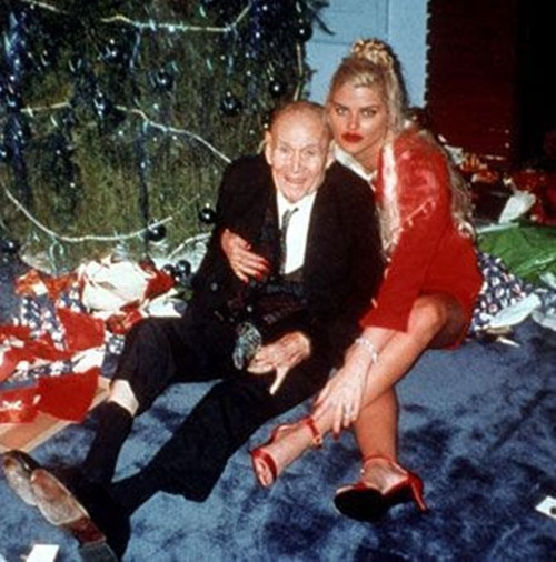 Chỉ trong một chuyến mua sắm tháng 3/1993, Anna Nicole Smith đã tiêu khoảng 2 triệu USD trong thẻ Platinum American Express của ông. Ông còn mua cho cô một chiếc xe Mercedes màu đỏ tươi, một ngôi nhà ở Brentwood, một trang trại ở ngoại ô Houston và một căn hộ ở thành phố New York. Ảnh: Alchetron