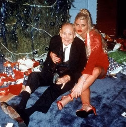 Chỉ trong một chuyến mua sắm tháng 3/1993, Anna Nicole Smith đã tiêu khoảng 2 triệu USD trong thẻ Platinum American Express của ông. Ông còn mua cho cô một chiếc xe Mercedes màu đỏ tươi, một ngôi nhà ở Brentwood, một trang trại ở ngoại ô Houston và một căn hộ ở thành phố New York. Ảnh: Alchetron