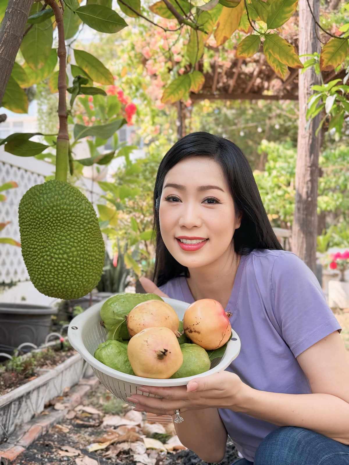 Trên trang cá nhân, NSND Trịnh Kim Chi chia sẻ toàn cảnh biệt thự đang sống cùng chồng đại gia tại quận 7 (TP HCM).