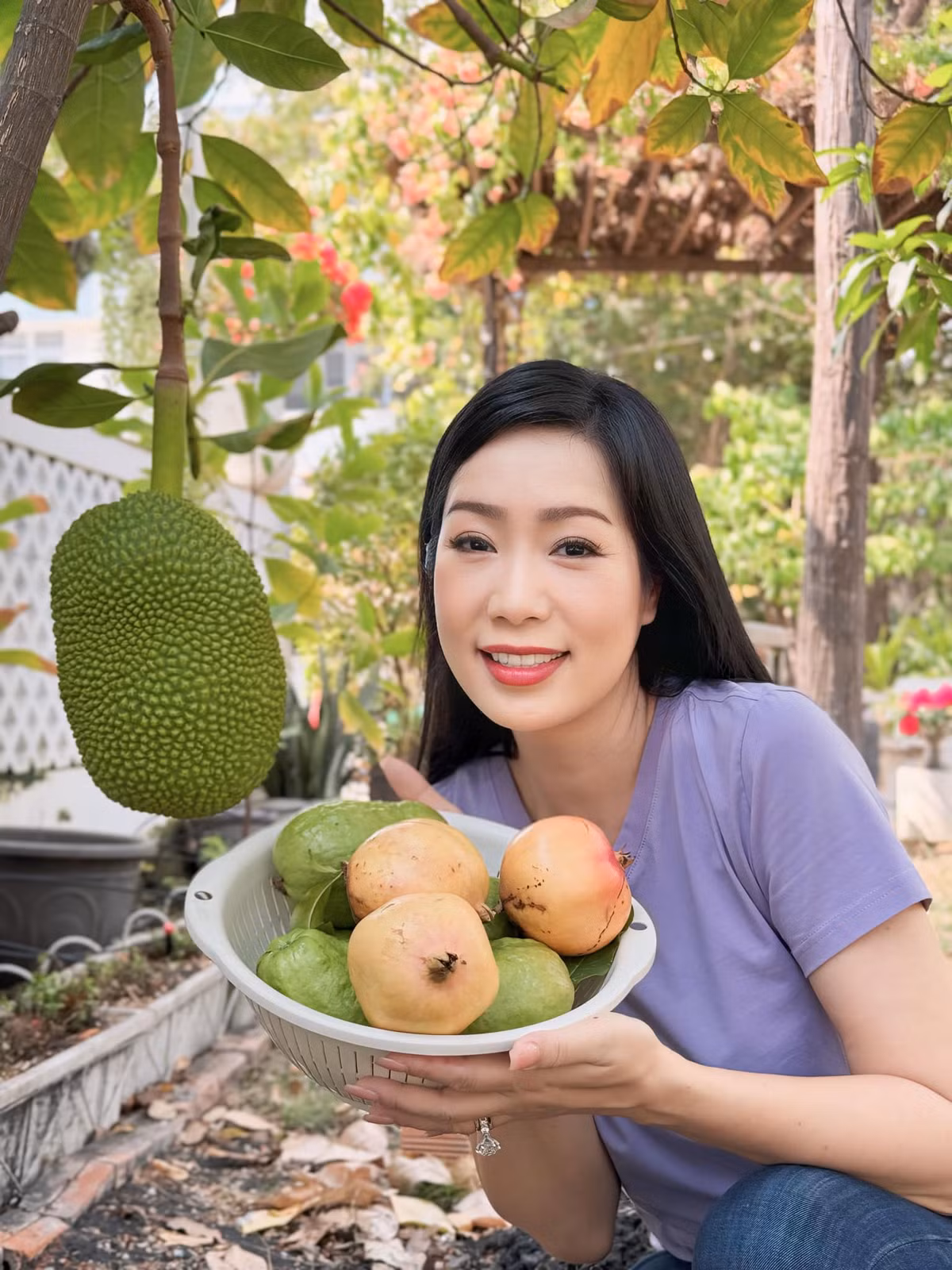 Trên trang cá nhân, NSND Trịnh Kim Chi chia sẻ toàn cảnh biệt thự đang sống cùng chồng đại gia tại quận 7 (TP HCM).