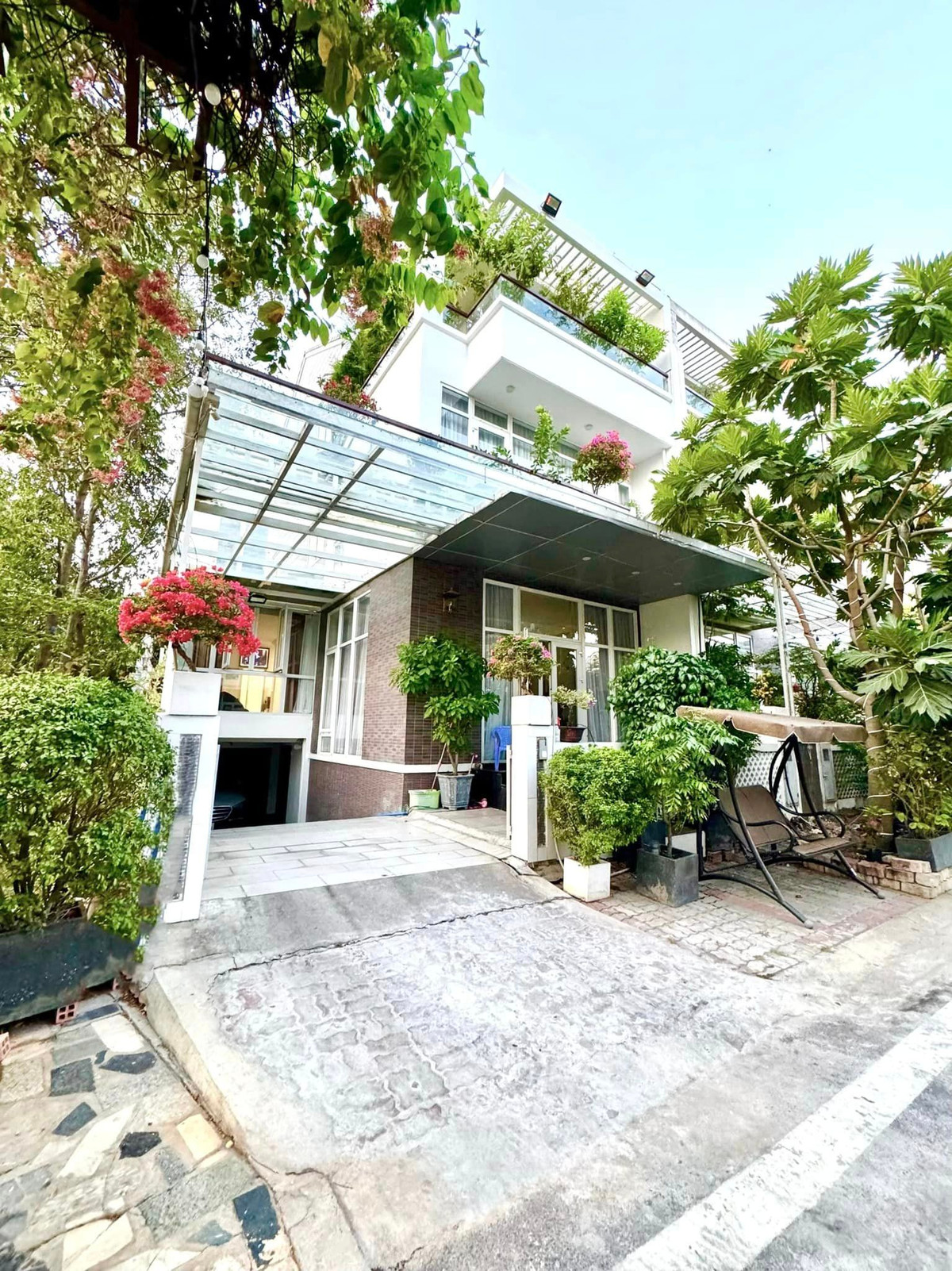 Biệt thự của NSND Trịnh Kim Chi nằm trong khu đất rộng, bao phủ bởi nhiều cây cối và hoa thơm.