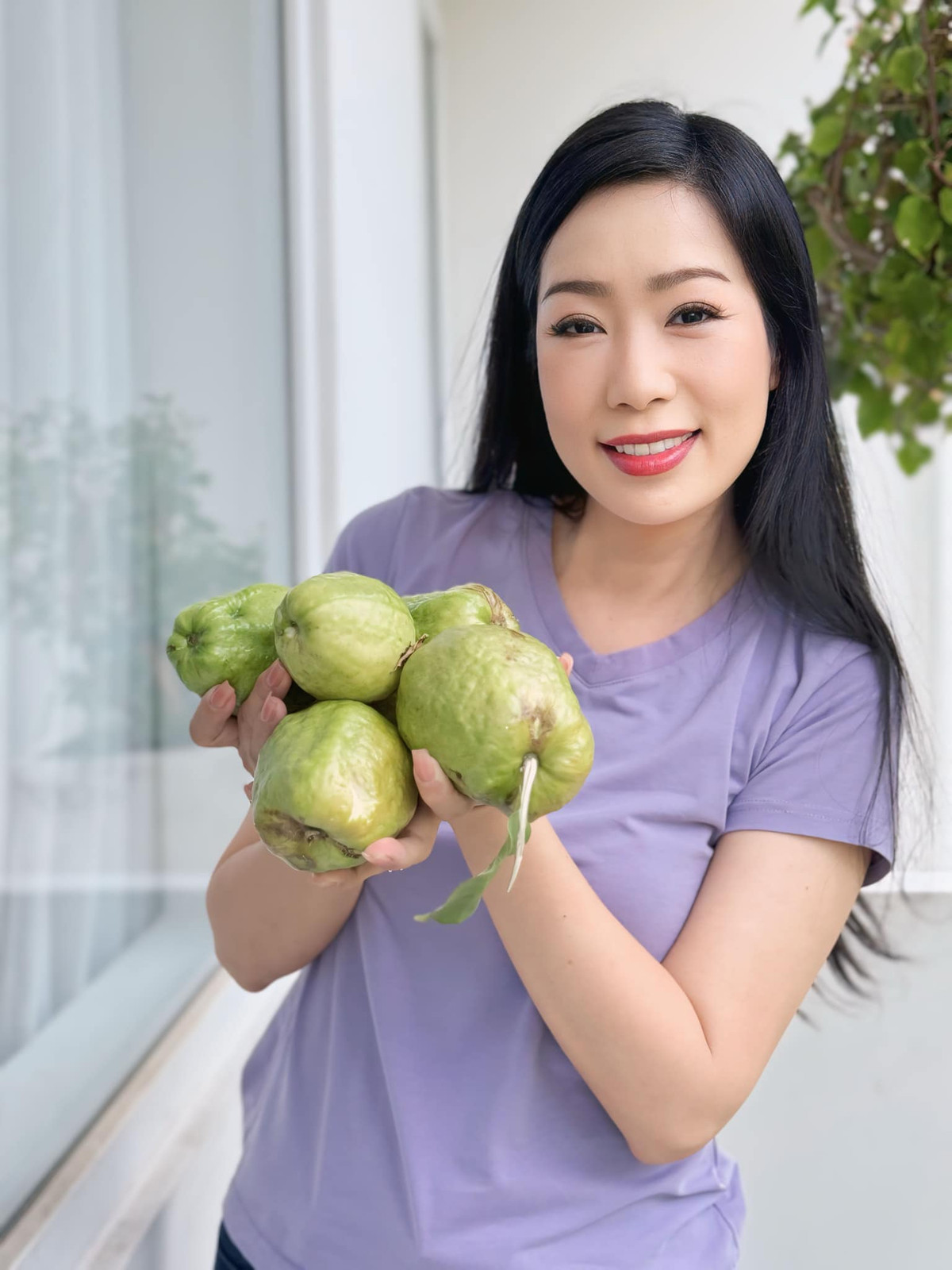 Trịnh Kim Chi cho biết rất mê vườn hoa trái trong ngôi nhà của mình.