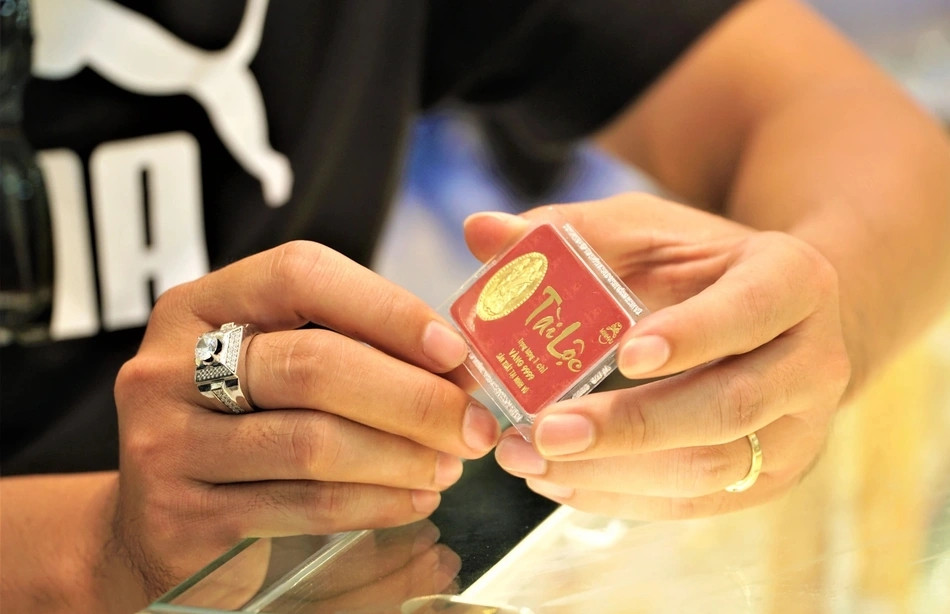 Ngay via Than Tai, nhieu nguoi dang than thanh hoa chuyen mua vang-Hinh-2