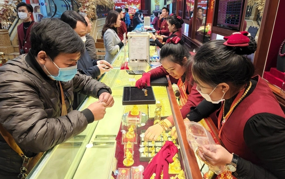 Ngay via Than Tai, nhieu nguoi dang than thanh hoa chuyen mua vang