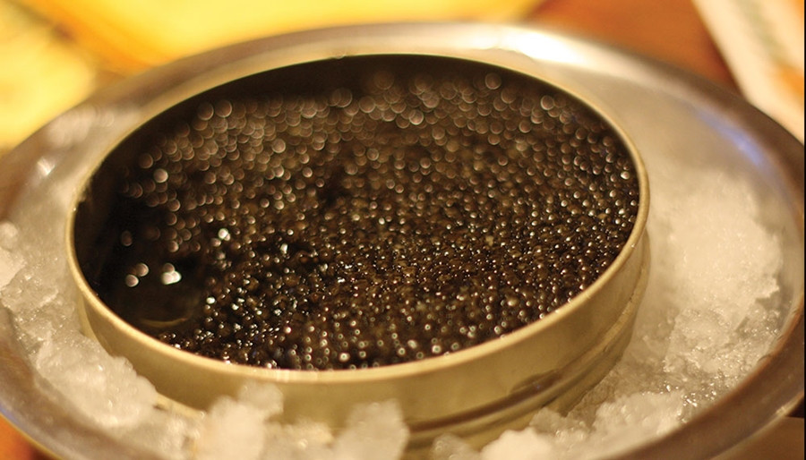 Trung bình, mỗi hộp Caviar 100gr giá khoảng 300 euro (hơn 8 triệu đồng). Tính ra, 1 kg trứng cá có thể lên đến hơn 80 triệu đồng. Cũng có khi trứng cá Caviar quý giá lên đến 180 triệu - 200 triệu đồng/kg. Ảnh: Robbreport