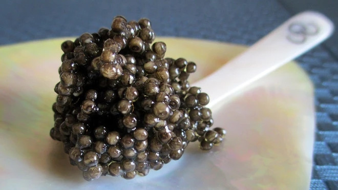 Caviar là một loại trứng cá muối từ loài cá tầm ở nhiều vùng biển trên thế giới. Cá tầm được đánh bắt ở những khu vực khác nhau sẽ cho ra hương vị đặc biệt khác nhau. Ảnh: Finedininglovers