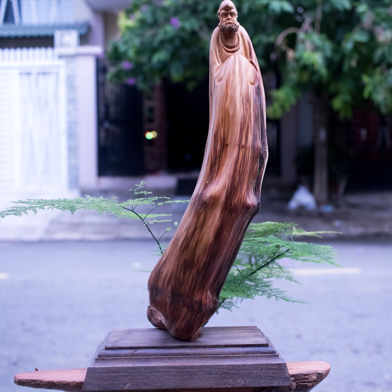 Không chỉ sử dụng làm đồ nội thất, gỗ nhai bách còn được chế tác thành đồ thủ công mỹ nghệ có giá trị thẩm mỹ cao. Ảnh: TuongphatThuanDuy