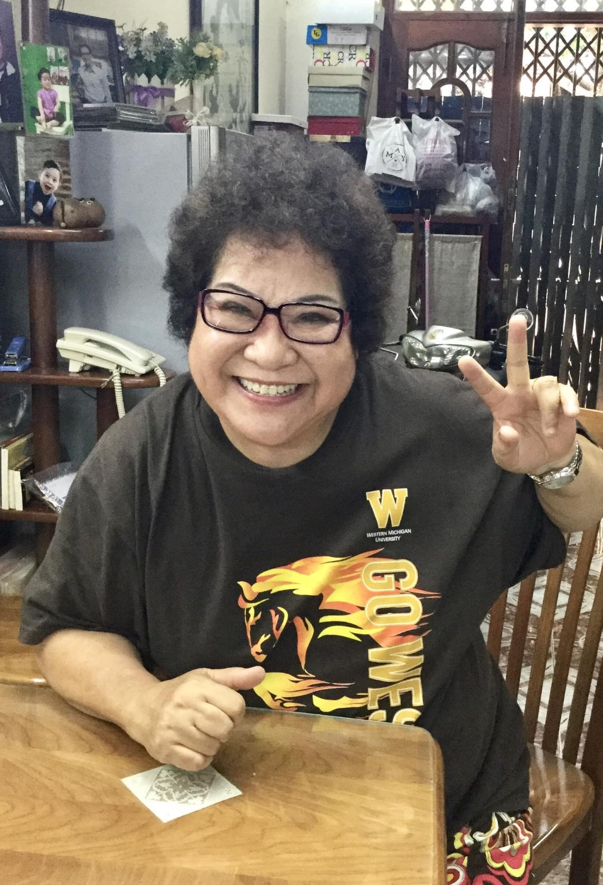 Sau ánh đèn sân khấu, hàng chục năm nay, NSƯT Minh Vượng sống bình dị trong căn nhà nhỏ ở khu tập thể Bách khoa, Hà Nội. Ảnh: FB Nguyễn Minh Vượng