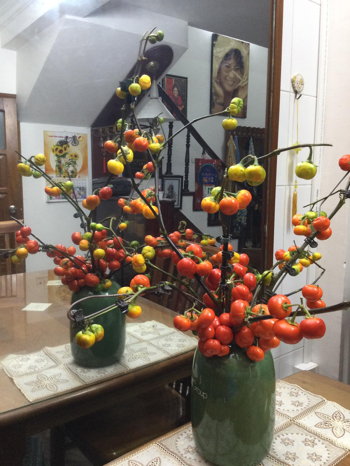 Mới đây, nghệ sĩ Minh Vượng cũng theo xu hướng cắm cành quả. Theo đó, nữ nghệ sĩ khoe "hoa" cà chua bi độc đáo. Ảnh: FB Nguyễn Minh Vượng