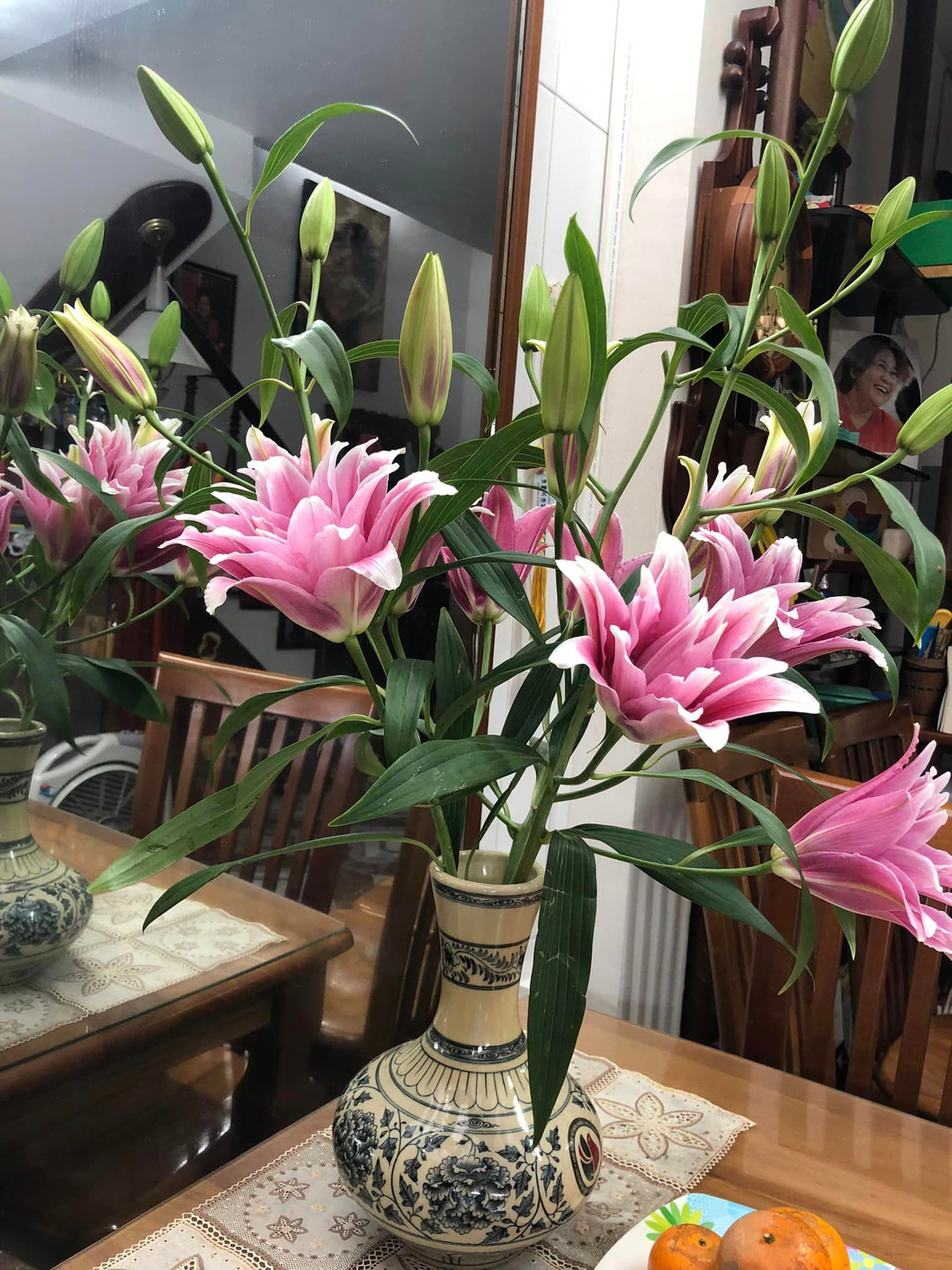 Căn nhà nhỏ trở nên sinh động hơn nhờ những bình hoa tươi tắn, đầy sức sống. Ảnh: FB Nguyễn Minh Vượng