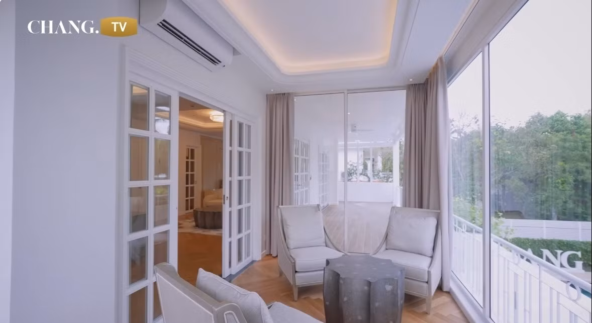 Ban công có hướng nhìn ra sân vườn và bể bơi thoáng mát. Ảnh chụp màn hình